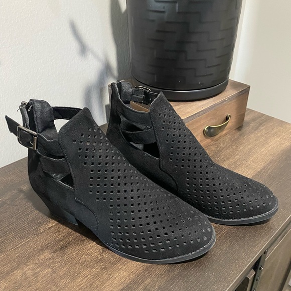 Nature Breeze booties in black. Women’s size 8 - Picture 15 of 15